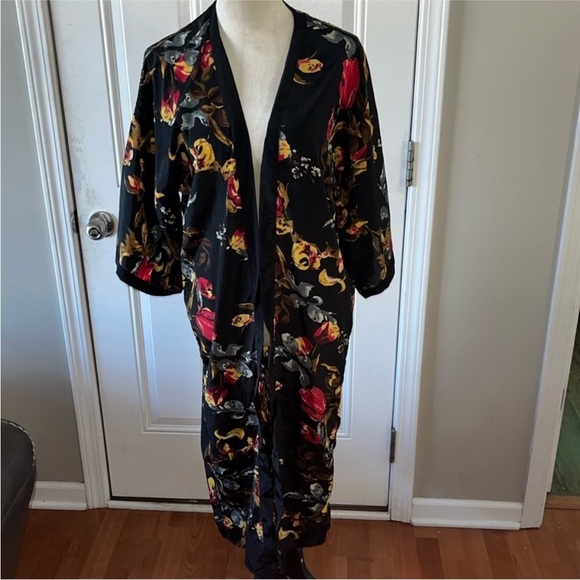 Vince Camuto Tops - Vince Camuto women's Renaissance Floral
Satin Kimono OS